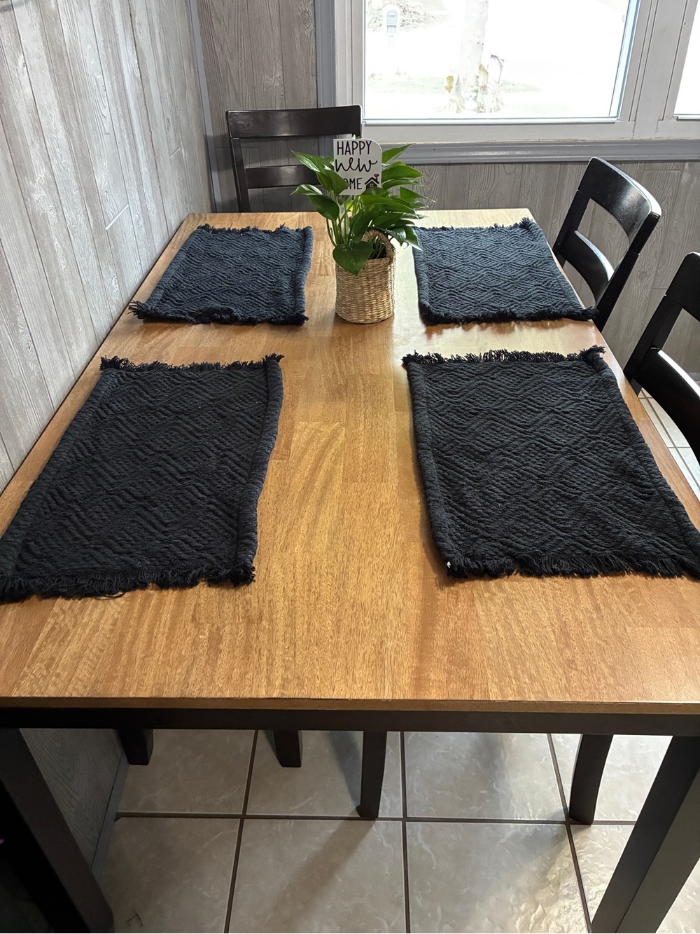 6 black placemats features a woven diamond pattern and decorative fringe edges